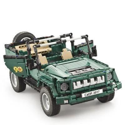 American Army Jeep with Roadblock Playset – 497 Pieces